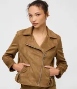 Campera tipo biker confeccionada en gamuza sintética color marrón, con cuello de solapa, cierre frontal diagonal y bolsillos con cremallera metálica.