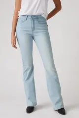 Pantalón de jean celeste de tiro alto y corte acampanado.