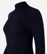 Blusa de punto color rosa con cuello alto y mangas largas.