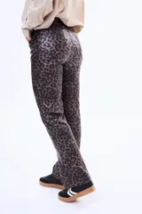 Pantalón de corte recto y tiro alto, confeccionado en material con acabado engomado o efecto cuero, en color negro. Presenta diseño de cinco bolsillos y cierre frontal con botón y cremallera.