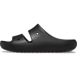Sandalias tipo slide de la marca Crocs, con diseño de doble tira superior con perforaciones para personalización con Jibbitz. Fabricadas en material Croslite ligero y flexible, con plantilla ergonómica.