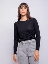 Remera negra de manga larga con cuello redondo y frunces en el centro.