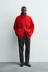 Parka de corte regular confeccionada en tejido técnico repelente al agua. Presenta cuello subido ajustable con cordón, cierre frontal con cremallera oculta por solapa con botones a presión, bolsillos de plastrón con solapa en la cadera y cintura ajustable con cordón. Incluye un forro interior acolchado desmontable.