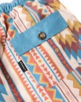 Short de baño de microfibra con estampado geométrico en tonos beige, marrón, naranja y celeste. Tiene cintura elástica con cordón ajustable, dos bolsillos laterales y un bolsillo trasero.