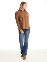 Camisa de pana marca Dash, color violeta, con cuello clásico, cierre frontal de botones y un bolsillo aplicado en el pecho.