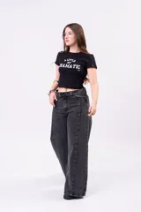 Remera negra tipo baby tee, ajustada al cuerpo, con mangas cortas y estampa frontal con texto en blanco.