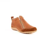 Zapato bajo de cuero color beige con refuerzos en gamuza en la puntera y el talón. Cuenta con doble cierre lateral diagonal, presilla trasera y suela de goma con relieve.