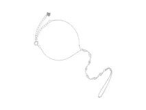 Pulsera de mano de plata 925, con diseño de cadena fina que conecta la muñeca con un anillo para el dedo. Presenta pequeñas circonias engastadas a lo largo de la cadena central.