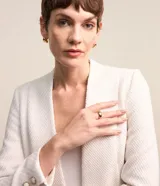 Blazer color crema en tejido tweed, de corte recto, sin solapa, con cierre frontal de un botón y bolsillos con solapa.