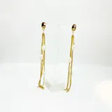 Aros colgantes dorados con perlas de río y cadenas finitas.