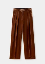 Pantalón de terciopelo marrón, de tiro regular y corte recto y amplio con estructura fluida.