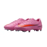 Championes de fútbol Nike Zoom Mercurial Vapor 16, color rosa vibrante con el logo Swoosh en naranja brillante y detalles en negro. Cuentan con tecnología Air Zoom en el talón y suela con tapones para césped firme (FG).