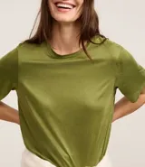 Blusa color marrón confeccionada en gamuza sintética, con cuello redondo y mangas cortas.