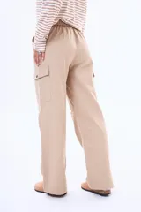 Pantalon cargo de corte recto confeccionado en gabardina de algodón. Presenta cintura con cordón ajustable, bolsillos laterales tipo cargo y costuras reforzadas en las rodillas.