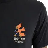 Remera negra de manga corta con estampado pequeño en el pecho del logo de la marca Roark Nomads.