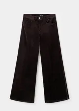 Jeans wide leg tiro alto de pana marrón oscuro, con diseño de cinco bolsillos, trabillas para cinto y cierre frontal con botón y cremallera.