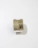 Anillo ancho de plata 925 con doble baño de oro y circonitas blancas.