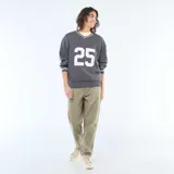 Buzo deportivo de felpa en color gris, con cuello en V y detalles de rayas blancas en el cuello y los puños. Presenta el número 25 estampado en blanco en la parte frontal y tiene un corte holgado.
