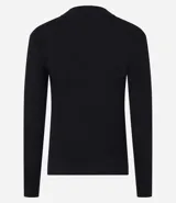 Remera blanca de algodón con cuello alto y mangas largas. Diseño ajustado al cuerpo y textura acanalada.