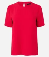 Blusa blanca de poliéster con cuello redondo, mangas cortas, cierre trasero en forma de gota, pequeñas aberturas laterales y acabados en pespuntes en las mangas y el cuello.