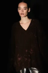 Sweater marrón oscuro con teñido batik, escote en V y corte oversized.