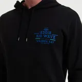 Canguro negro de algodón con capucha y cordones ajustables. Presenta un estampado gráfico pequeño en el pecho con la inscripción 'Eddie Big Wave Waimea Bay' en tonos azules.