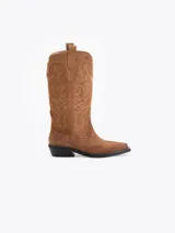 Bota estilo texana confeccionada en cuero vacuno descarne, con bordados decorativos en la caña y taco cuadrado.