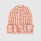 Gorro tipo beanie de punto con diseño waffle, color negro, con doblez ajustable y etiqueta de goma transparente con el logo de la marca.