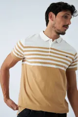 Remera tipo polo de manga corta con diseño a rayas horizontales en color blanco y tostado. Presenta cuello clásico, cierre frontal con botones y logo pequeño bordado en el pecho.