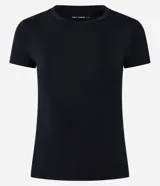Remera deportiva de microfibra con cuello redondo y manga corta, de corte ajustado al cuerpo.