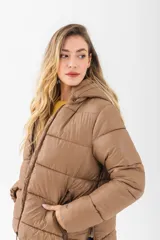 Campera puffer color tostado, con cierre frontal, cuello alto y diseño acolchado horizontal.