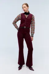 Chaleco de pana color bordó con corte sastrero y abotonado.