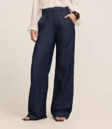 Pantalón wide leg de jeans azul oscuro, con cintura alta, bolsillos y trabillas para cinturón.