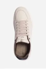 Championes casuales de hombre color marrón, con cordones marrones, suela de goma blanca y detalles en azul marino en el talón.