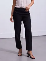 Pantalón de vestir color celeste, de corte recto y largo tobillero. Confeccionado en gabardina elastizada. Marca Zac & Rachel.