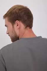 Buzo gris de manga larga y cuello redondo, marca Jack & Jones, con calce holgado y tejido de felpa suave en el interior.