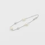 Pulsera de cadena fina de plata 925, adornada con perlas de río naturales y pequeñas circonias engarzadas en bisel.