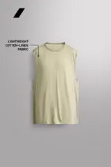 Musculosa Zara Athleticz de corte holgado, confeccionada en tejido ligero de lino y algodón, con cuello redondo y diseño sin mangas.