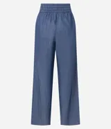 Pantalón de jean azul, modelo pantacourt, con tiro mediano, cintura elástica y bolsillos.