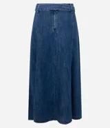 Pollera midi de corte evasé confeccionada en denim azul oscuro. Presenta recortes verticales, cintura alta con trabillas y cinturón desmontable del mismo tejido. Cuenta con cierre trasero oculto.