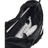 Bolso tipo tote Under Armour UA Studio Tote color negro, con amplio compartimento principal con cierre, asas dobles para el hombro y bolsillo frontal de malla con cremallera.