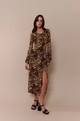 Vestido midi al cuerpo con estampado animal print, mangas 3/4 acampanadas, cut out en la cintura y tajo lateral.