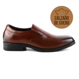 Zapato de vestir marrón de cuero liso, con elástico en los laterales y suela negra.
