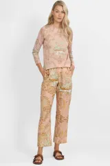 Sweater rosa con estampado de barcos y flores, de cashmere y corte clásico.