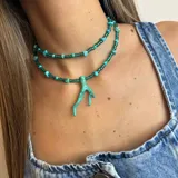 Collar doble de cuentas turquesas y verdes con dije colgante en forma de rama de coral.