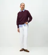 Buzo suéter de tricot con cuello redondo y puños ajustados, de diseño clásico y versátil.