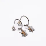 Aros tipo argolla de acero color plateado con dije colgante de estrella dorada.