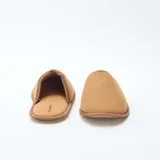 Pantuflas cerradas de terciopelo color marrón camel, con ribetes al tono y suela plana.
