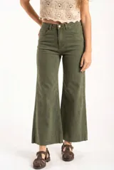 Jean de corte wide leg y tiro alto, color verde oliva, con diseño de pierna ancha y ruedo desflecado.