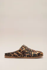 Zueco destalonado de cuero vacuno con estampado de leopardo. Presenta una tira ancha con hebilla metálica dorada sobre el empeine.